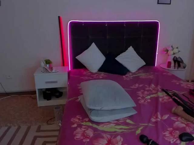 Discover our girls online shows and discover the company of countless livestreamers, with stunning shapes, sex toys and more.