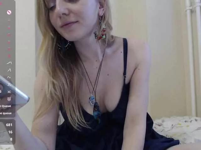Discover our girls online shows and discover the company of countless livestreamers, with stunning shapes, sex toys and more.
