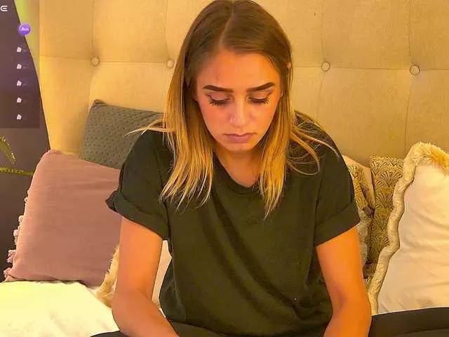 Discover our girls online shows and discover the company of countless livestreamers, with stunning shapes, sex toys and more.