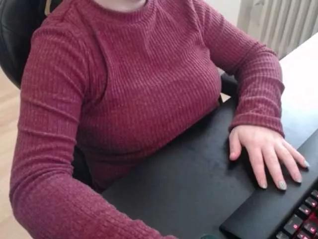 Discover our girls online shows and discover the company of countless livestreamers, with stunning shapes, sex toys and more.