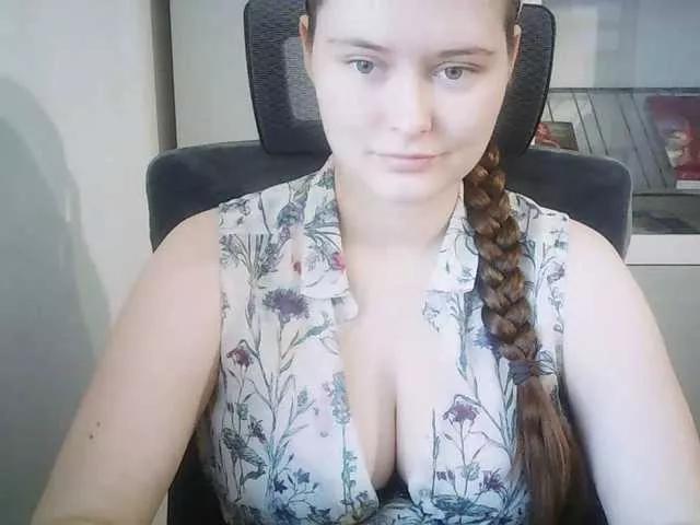 Discover our girls online shows and discover the company of countless livestreamers, with stunning shapes, sex toys and more.