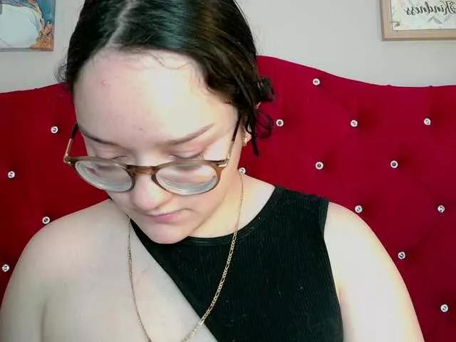 Discover our girls online shows and discover the company of countless livestreamers, with stunning shapes, sex toys and more.