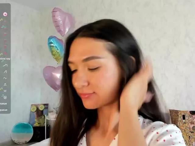 Discover our girls online shows and discover the company of countless livestreamers, with stunning shapes, sex toys and more.