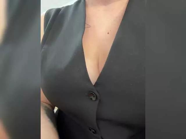 Discover our girls online shows and discover the company of countless livestreamers, with stunning shapes, sex toys and more.