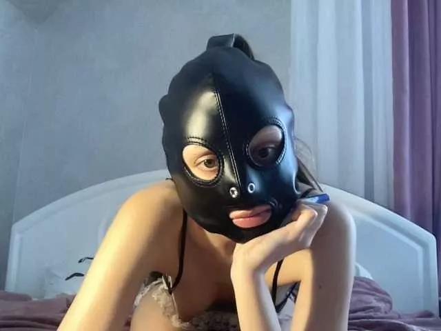 Discover our girls online shows and discover the company of countless livestreamers, with stunning shapes, sex toys and more.
