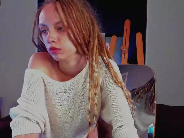 Discover our girls online shows and discover the company of countless livestreamers, with stunning shapes, sex toys and more.