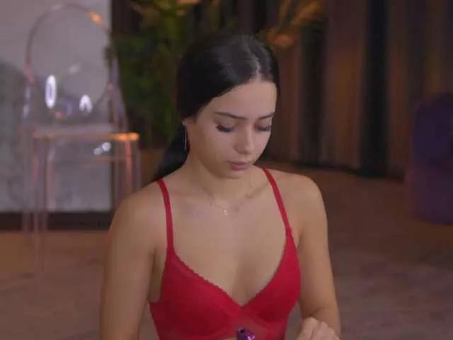 Discover our girls online shows and discover the company of countless livestreamers, with stunning shapes, sex toys and more.