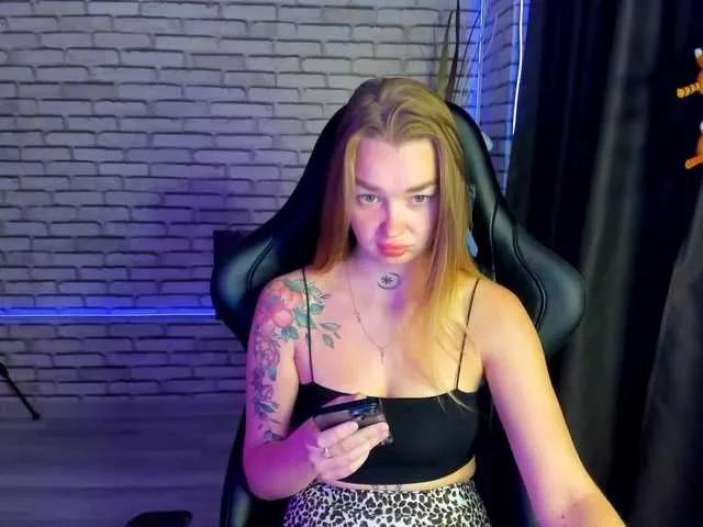 Discover our girls online shows and discover the company of countless livestreamers, with stunning shapes, sex toys and more.