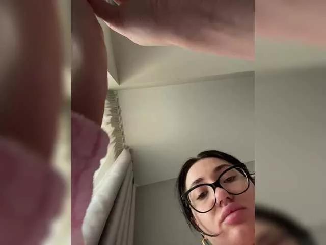 Discover our girls online shows and discover the company of countless livestreamers, with stunning shapes, sex toys and more.