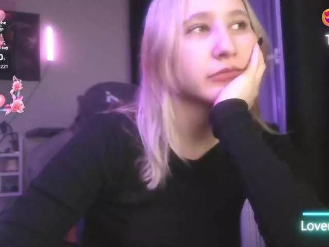 Discover our girls online shows and discover the company of countless livestreamers, with stunning shapes, sex toys and more.