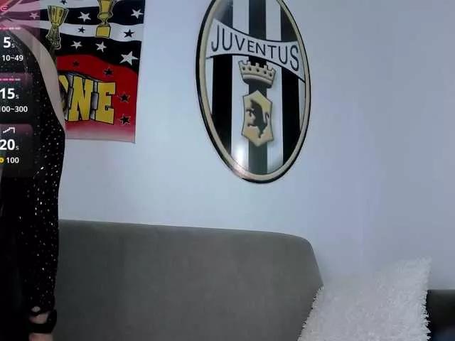 Discover our girls online shows and discover the company of countless livestreamers, with stunning shapes, sex toys and more.