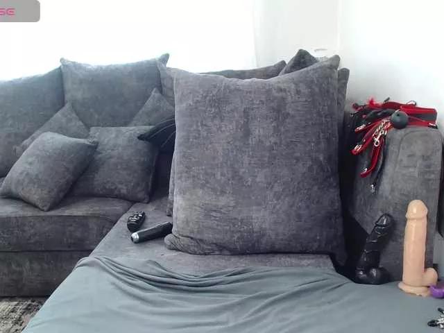 Discover our girls online shows and discover the company of countless livestreamers, with stunning shapes, sex toys and more.