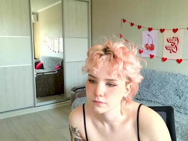 Discover our girls online shows and discover the company of countless livestreamers, with stunning shapes, sex toys and more.