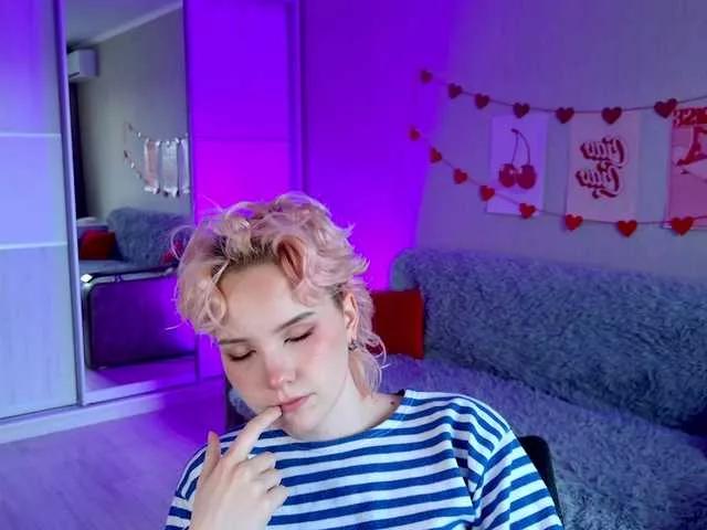Discover our girls online shows and discover the company of countless livestreamers, with stunning shapes, sex toys and more.