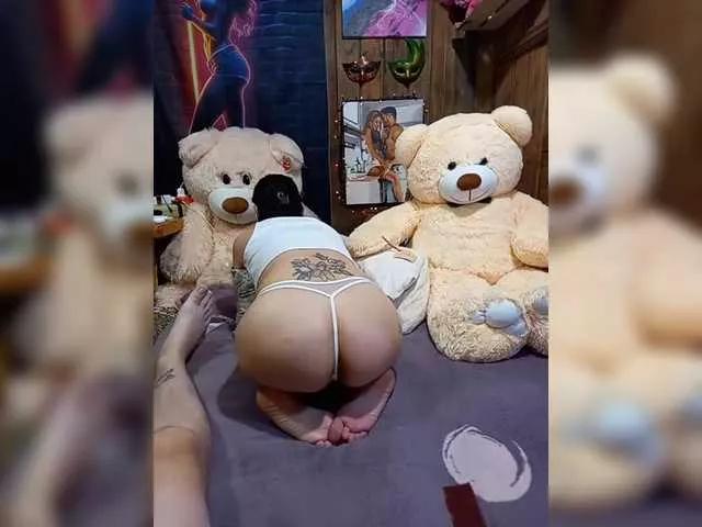 Discover our girls online shows and discover the company of countless livestreamers, with stunning shapes, sex toys and more.