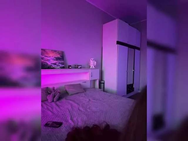 Discover our girls online shows and discover the company of countless livestreamers, with stunning shapes, sex toys and more.