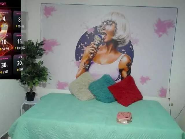 Discover our girls online shows and discover the company of countless livestreamers, with stunning shapes, sex toys and more.