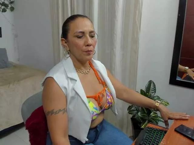 Discover our girls online shows and discover the company of countless livestreamers, with stunning shapes, sex toys and more.