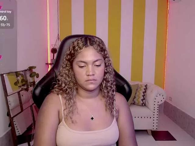 Discover our girls online shows and discover the company of countless livestreamers, with stunning shapes, sex toys and more.