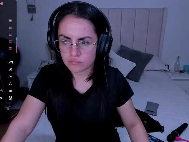 Discover our girls online shows and discover the company of countless livestreamers, with stunning shapes, sex toys and more.