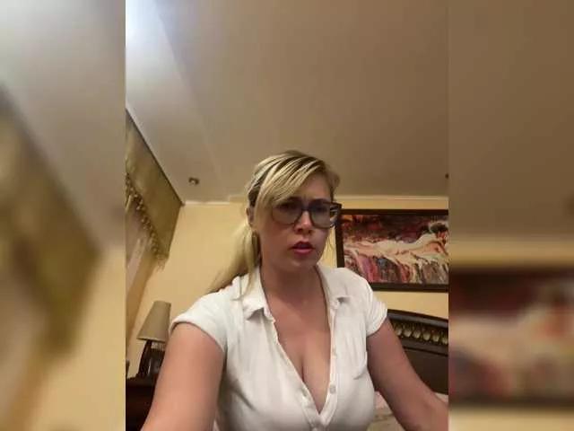 Discover our girls online shows and discover the company of countless livestreamers, with stunning shapes, sex toys and more.