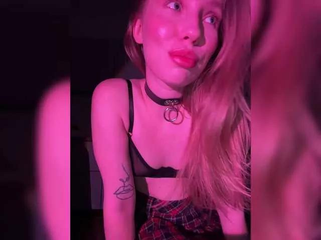 Discover our girls online shows and discover the company of countless livestreamers, with stunning shapes, sex toys and more.