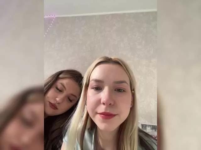 Discover our girls online shows and discover the company of countless livestreamers, with stunning shapes, sex toys and more.