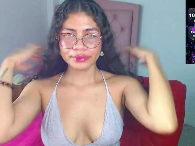 Discover our girls online shows and discover the company of countless livestreamers, with stunning shapes, sex toys and more.