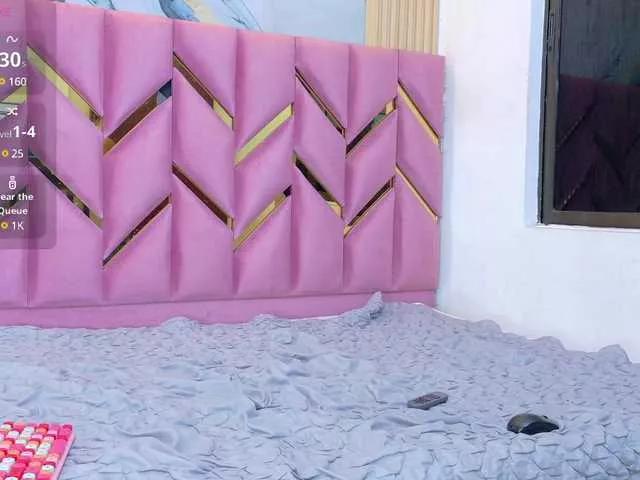 Discover our girls online shows and discover the company of countless livestreamers, with stunning shapes, sex toys and more.