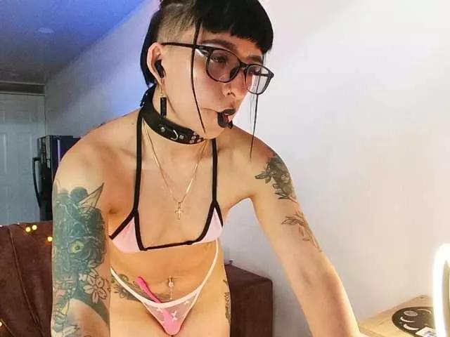 Discover our girls online shows and discover the company of countless livestreamers, with stunning shapes, sex toys and more.