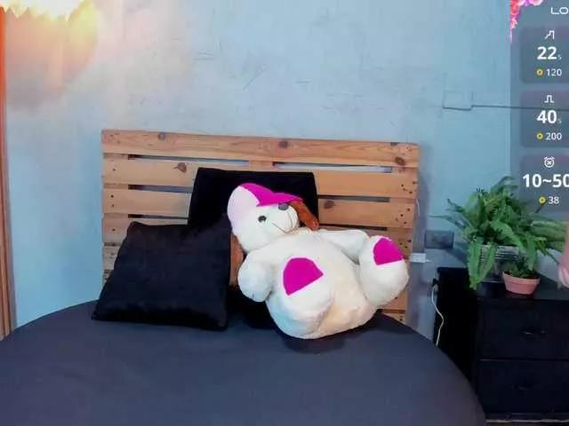 Discover our girls online shows and discover the company of countless livestreamers, with stunning shapes, sex toys and more.