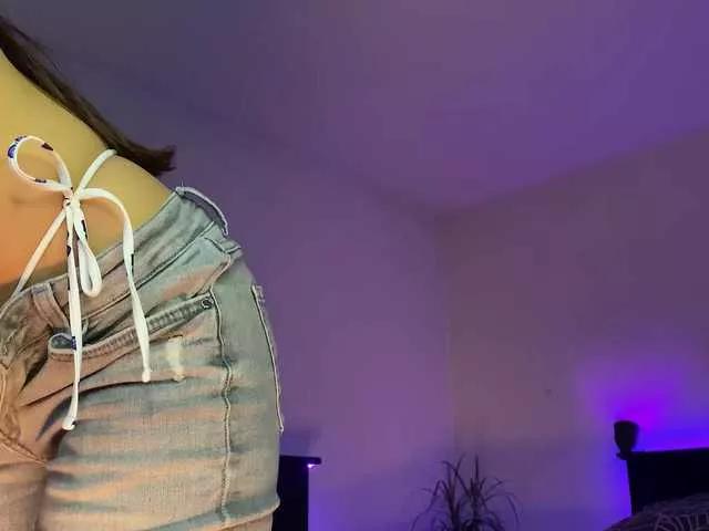 Discover our girls online shows and discover the company of countless livestreamers, with stunning shapes, sex toys and more.