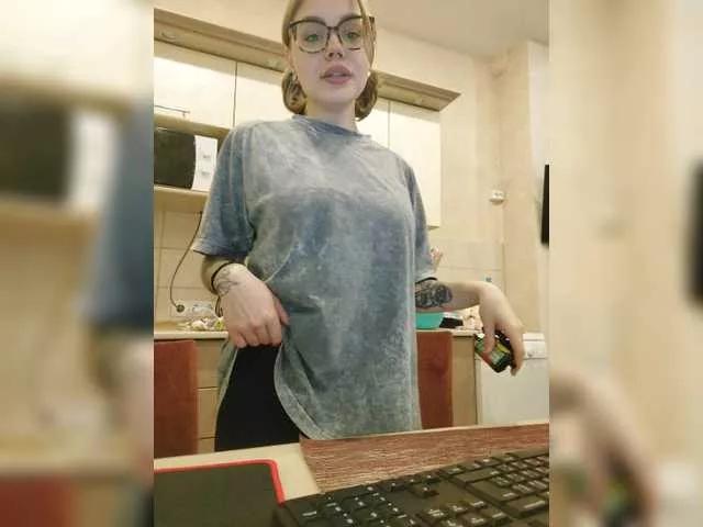 Discover our girls online shows and discover the company of countless livestreamers, with stunning shapes, sex toys and more.