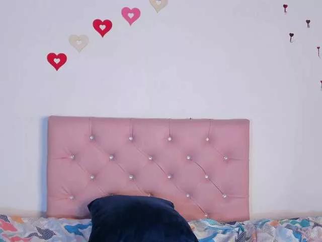 Discover our girls online shows and discover the company of countless livestreamers, with stunning shapes, sex toys and more.