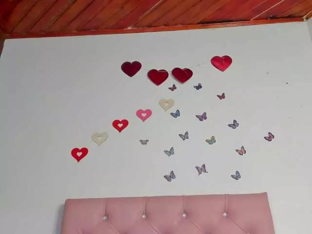 Discover our girls online shows and discover the company of countless livestreamers, with stunning shapes, sex toys and more.
