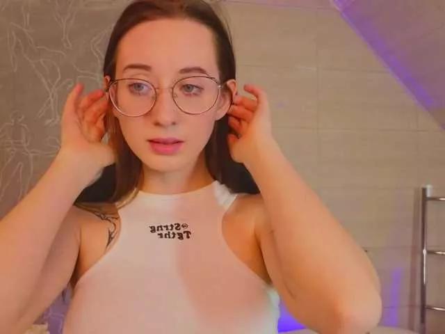 Discover our girls online shows and discover the company of countless livestreamers, with stunning shapes, sex toys and more.