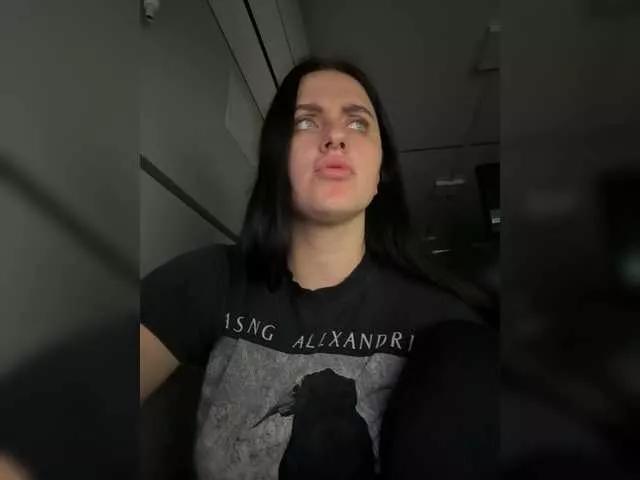 Discover our girls online shows and discover the company of countless livestreamers, with stunning shapes, sex toys and more.