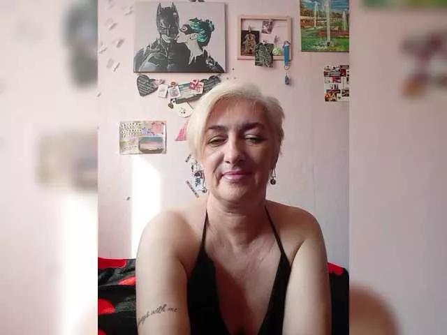 Discover our girls online shows and discover the company of countless livestreamers, with stunning shapes, sex toys and more.