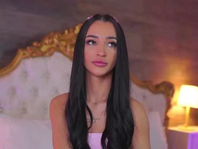 Discover our girls online shows and discover the company of countless livestreamers, with stunning shapes, sex toys and more.