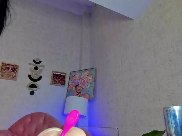 Discover our girls online shows and discover the company of countless livestreamers, with stunning shapes, sex toys and more.