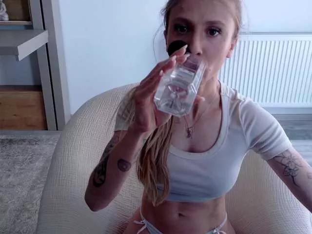 Discover our girls online shows and discover the company of countless livestreamers, with stunning shapes, sex toys and more.