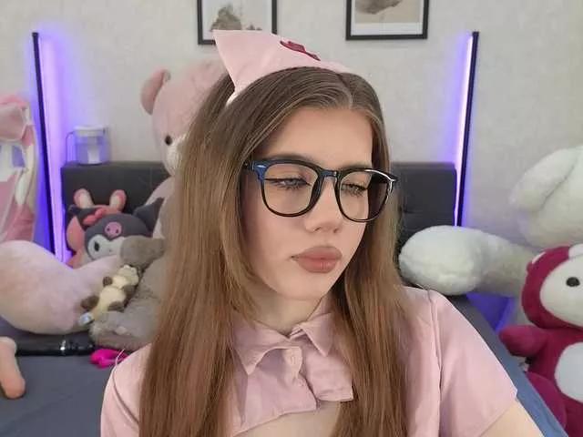 Discover our girls online shows and discover the company of countless livestreamers, with stunning shapes, sex toys and more.