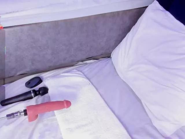 Discover our girls online shows and discover the company of countless livestreamers, with stunning shapes, sex toys and more.