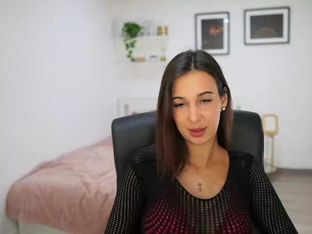 Discover our girls online shows and discover the company of countless livestreamers, with stunning shapes, sex toys and more.