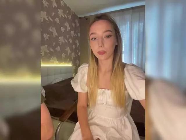 Discover our girls online shows and discover the company of countless livestreamers, with stunning shapes, sex toys and more.