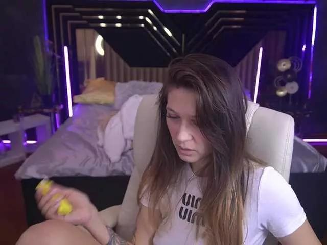 Discover our girls online shows and discover the company of countless livestreamers, with stunning shapes, sex toys and more.