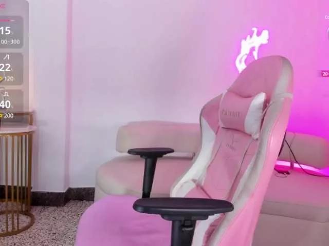 Discover our girls online shows and discover the company of countless livestreamers, with stunning shapes, sex toys and more.