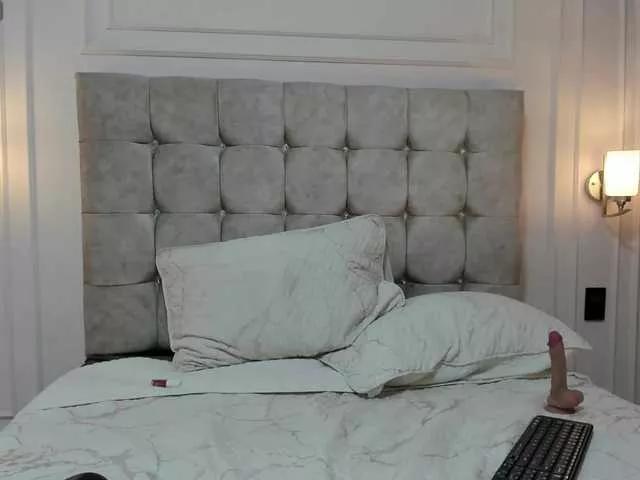 Discover our girls online shows and discover the company of countless livestreamers, with stunning shapes, sex toys and more.