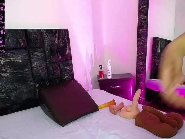 Discover our girls online shows and discover the company of countless livestreamers, with stunning shapes, sex toys and more.
