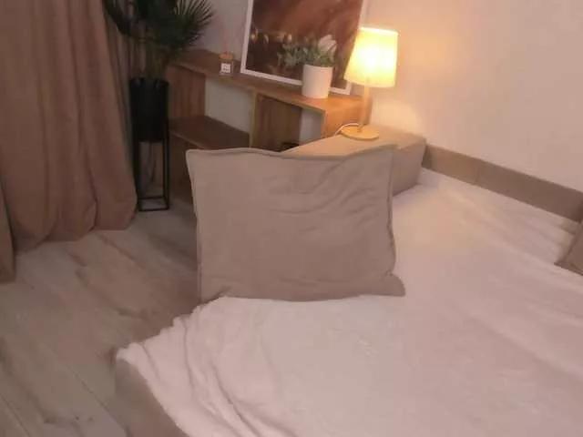 Discover our girls online shows and discover the company of countless livestreamers, with stunning shapes, sex toys and more.